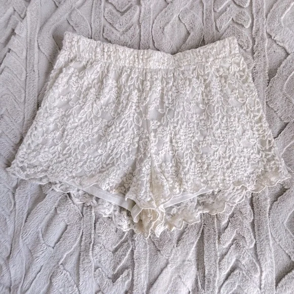 Chic Cream Lace Shorts - Picture 2 of 4